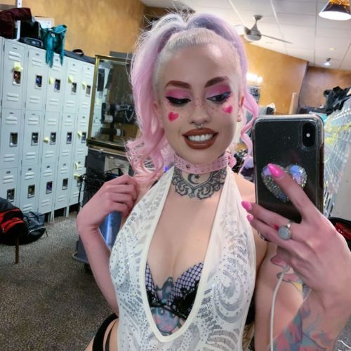 stripper-locker-room:  https://www.instagram.com/salem84_x/