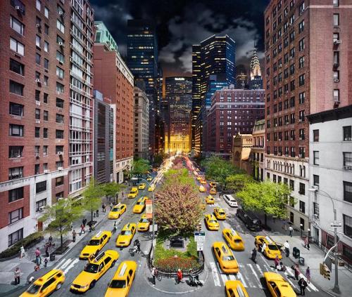  New York based photographer Stephan Wilkes has managed to capture the passage of time in a single photograph. His “Day to Night” photo series explores the many changes that take place in Stehphan’s beloved city of New York as it transitions from