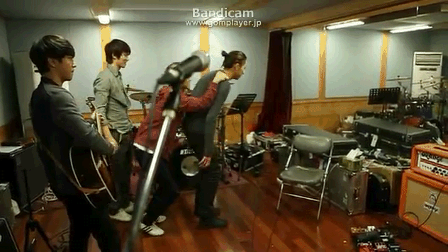 lovemyboice:  Jungshin n Minhyuk played together :) 