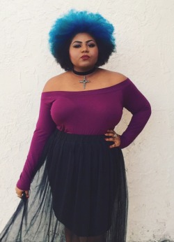 worthto:  hantisedeloubli:  Unapologetic Fat Black Woman Here to make veins burst 💉 Encore une fois, pour ceux qui ont du mal à le comprendre: je suis grosse et j’assume.  This skirt looks so good 