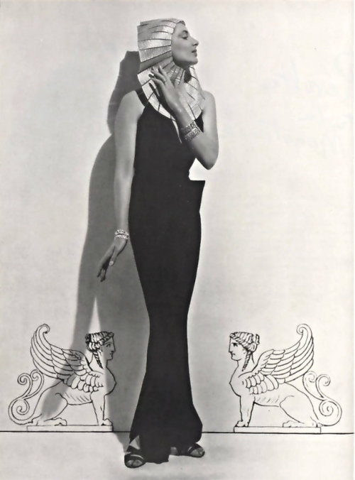 Robe de crêpe noir par Lanvin. Coiffure de Sphinx em lamé argent sur tulle noir, 1936.