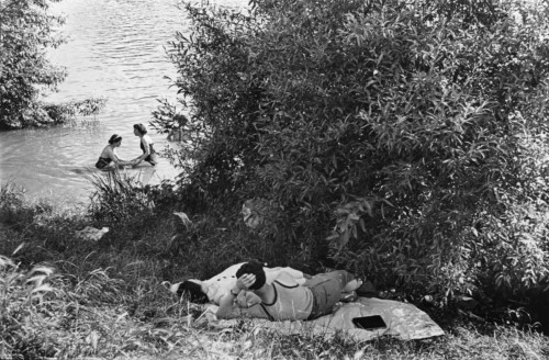 poboh:Premiers congés payés, Bords de Seine, France, 1936, Henri Cartier-Bresson.