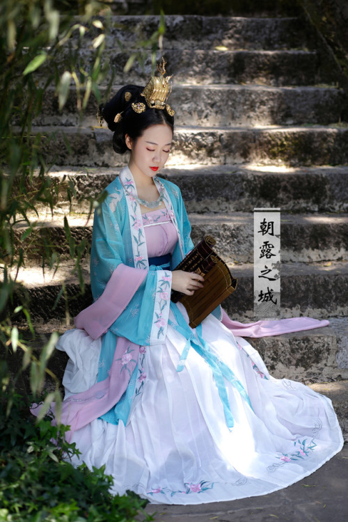 Traditional Chinese hanfu by 朝露之城