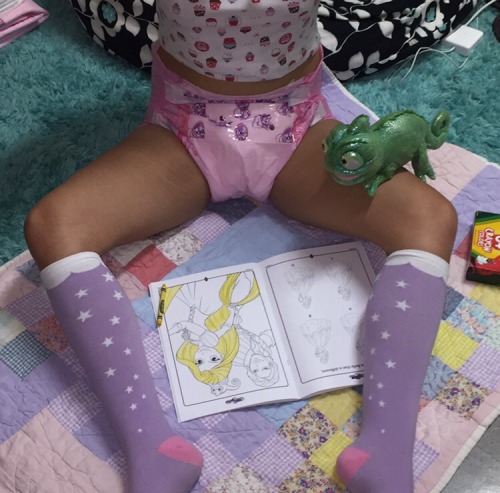 lilkinkycookie-princess:  My Daddy found me dutifully coloring Rapunzel and decided I needed Pascal to help me👑🖍  DC Amor diaper from @wearingclouds !! This was my very first time wearing a nice diaper and I LOVE it!!! 💖☁️  Cupcake onesie