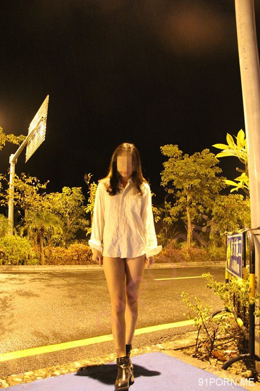 两个极品美女街头露出外拍