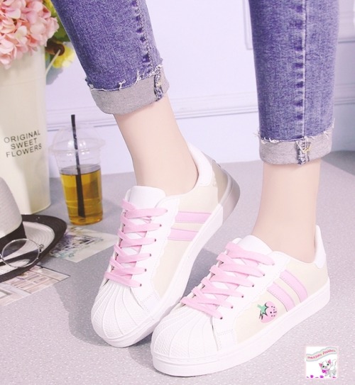 Simple girl, living in a simple pink world? These shoes are just great wearing on the daily basis wi