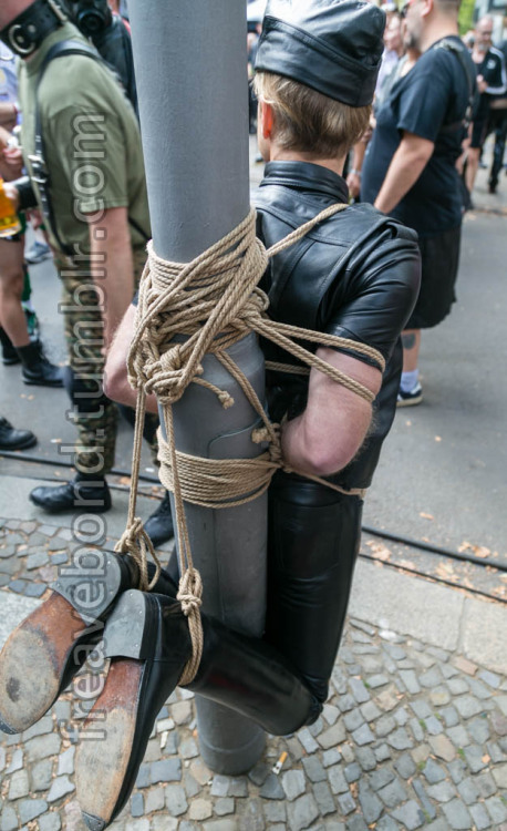 freavebond: I helped my friend find a nice way to watch the street fair (Folsom, Berlin) with his fe