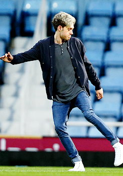 jackfalaheessssssss-deactivated:  Niall Horan at West Ham United v Liverpool having a kick about. April 6th, 2014 