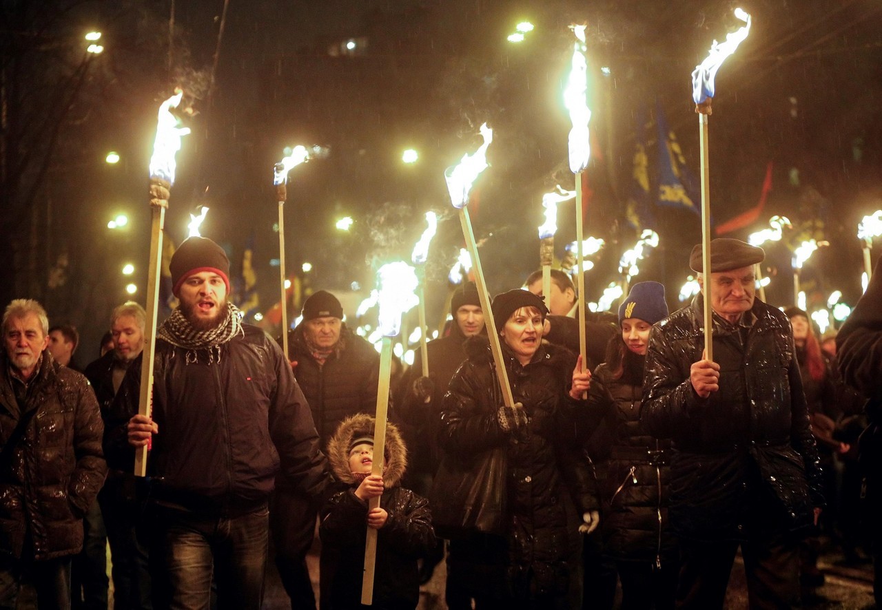 CONMEMORAN A ESTUDIANTES UCRANIANOS. Partidarios de varios partidos nacionalistas ucranianos marchan con antorchas y reconstruyen una batalla de 1918 entre las fuerzas de la República de Ucrania y el Ejército Rojo, para conmemorar a los estudiantes...