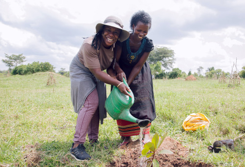 sophiaslittleblog:  celebritiesofcolor:  Uzo Aduba in Uganda    I love her so much! 