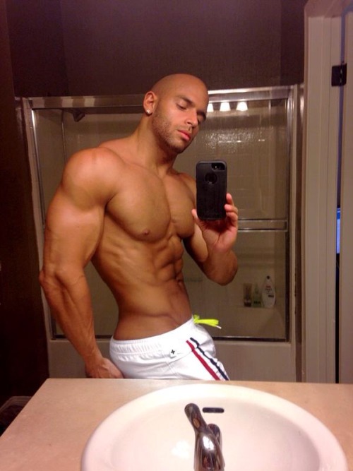 hotsexymenxxx:  Sean Zevran selfies