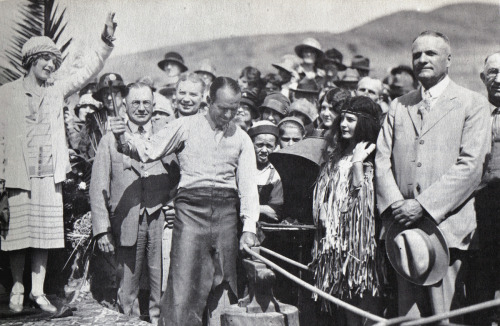 Mary Pickford and Douglas Fairbanks “dedicate” a new link of the Pacific Highway. The cr