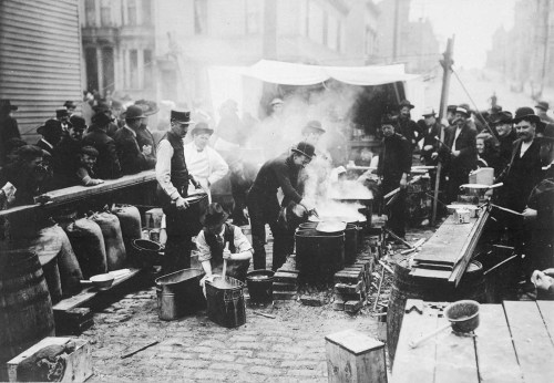 mostly-history:After the 1906 San Francisco Earthquake:Cooking in the streets of SanFrancisco.Bread 