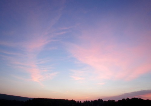 geopsych:  New morning, and sunrise painted the clouds over the lake. <3 