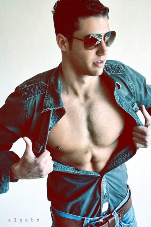 nice-guy-me:  hunkfactory:  Hot Latin muscle hunk auditions   So gorgeous hunk ;)