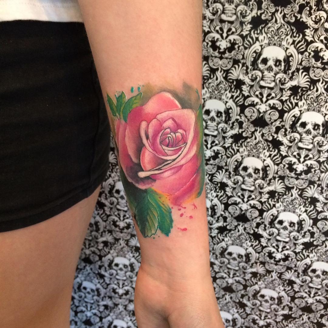 💀✖️tatuaje de rosa en acuarela, usado para para hacer cover de unas flechas.