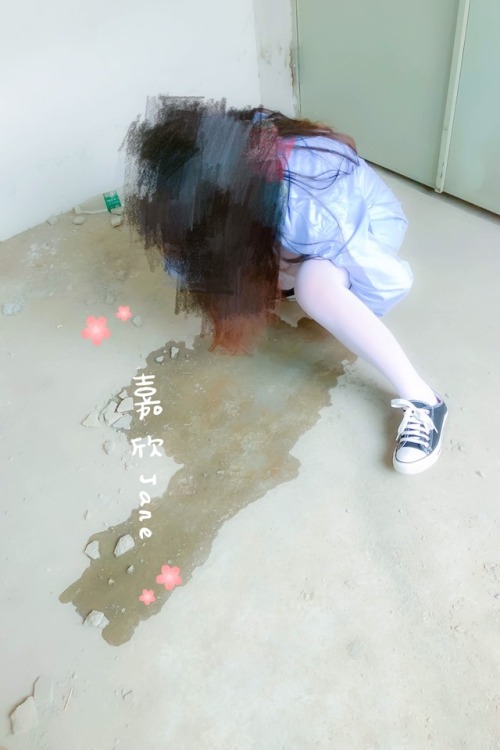 mfjxjane: 嘉欣的工地露出 嘉欣穿着白丝袜在工地露出 在工地的各个角落留下嘉欣裸露的写真 每一个角落 都有嘉欣露出双乳和私处的身影 最后嘉欣还在工地里尿尿作为纪念 要是你在工地里碰到嘉欣 你会