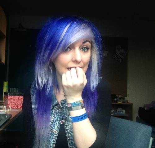 hello-vimto:  AHAHAHA my hairs actually dark blue, this wasn’t meant to happen.