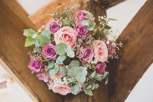 Love these colours on this bouquet shot by @sailesh.makwana⠀ ⠀ ⠀ #weddingflowers #weddingbouqet #bri