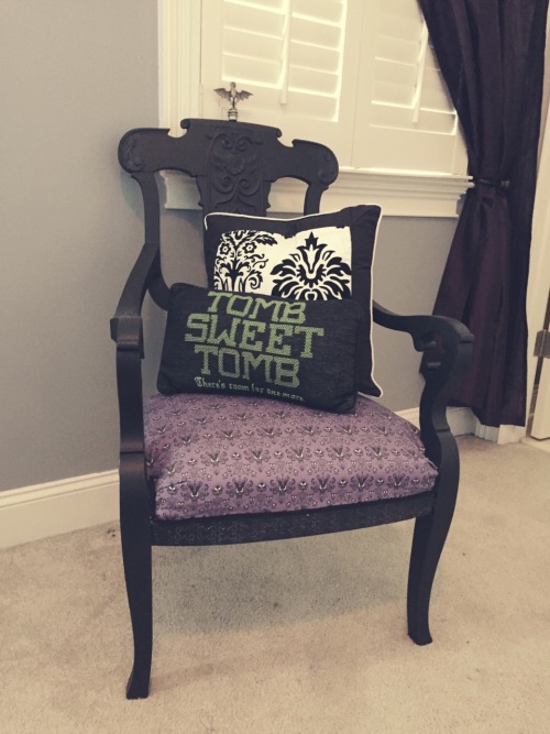 stayupallday-sleepupallnight:My haunted mansion guest room is finally finished and I love how it tur