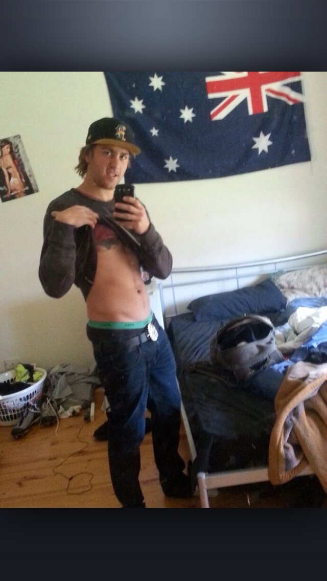 str8ozboys:  Hot str8 Aussie bogan - fuck me now! 😜 