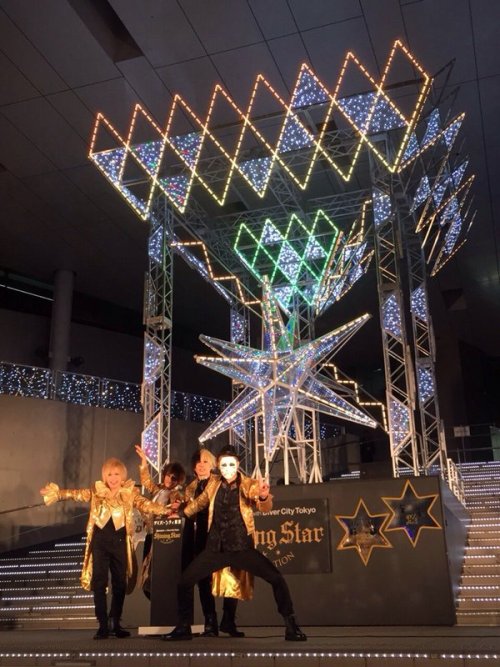 歌広場 淳‏@junjunmjgirlyダイバーシティ東京プラザのイルミネーション点灯式に行って参りました〜！壮観！ラスボスの弱点部分みたいな美麗で完璧な造形でした*\(^o^)/*