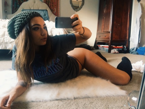 girlsofmygirlfund:Dirtyfaerie rocking iphone selfies in her room Follow Follow Follow 