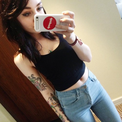 illuminaudo:I got a bunch of these crop tops at a street stand today for super cheap and they’re my new favorite pieces of clothing also- my jeans are from pacsun for those wondering!  instagram/ @hanoverboard  (at Hilton, Tel Aviv)