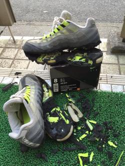 carudamon119:  まごもごーじ‏@nagomo_oji【悲報】20年ぶりにAIRMAX95を履いたら、玄関を出て一歩目で砕けた。。。