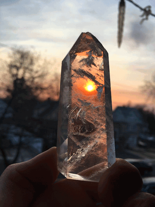 mamadivaa: Pretty little quartz point in the sun :)  IG: mamadivaaa