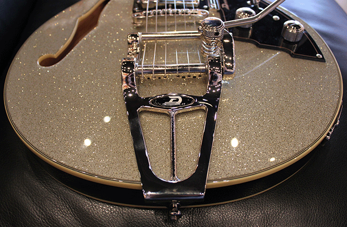 metalmage:  glorifiedguitars:  Duesenberg Starplayer TV III Silver Sparkle  [Source: