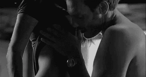 amhelenromance:  Mmmm two way traffic… 💕💋