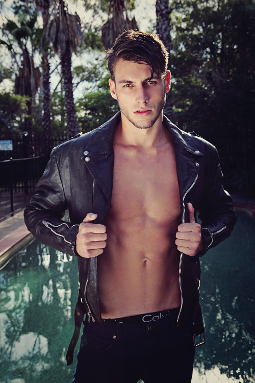 hunkopedia:  Follow Hunk’o’pedia for more hot guys!