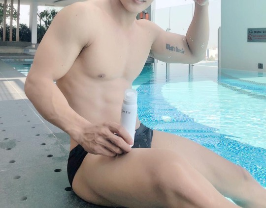 asiangaycock:  Không biết là quảng cáo sản phẩm hay kích dục trá hình nữa 🍑🍑🍑🍌🍌🍌