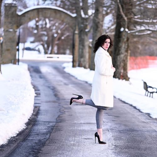 Matching the snow. Louboutin Hot Chicks always bring the. #highheels #130mm #christianlouboutin #red