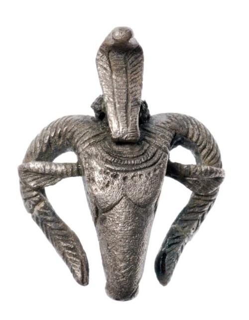 Ram&rsquo;s head pendantSilver pendant in shape of ram&rsquo;s head with the uraeus on it, w