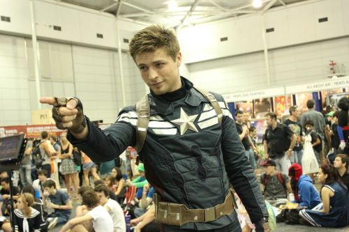 avatardedpotterhead:  james-bucky-barnacle:  LOOK AT THIS CAPTAIN AMERICA I SAW TODAY AT SUPANOVA GOOD LORD MAN YOU ARE STEVE ROGERS p.s. If anyone knows this guy can you tell him he was amazing many thanks   If anyone knows this guy can you please
