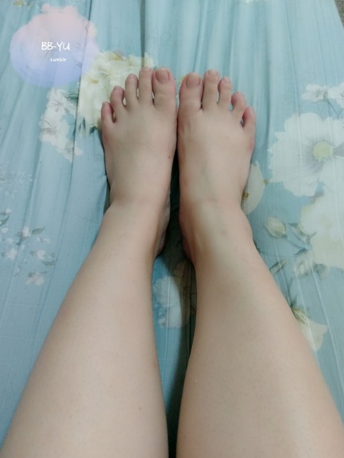 bb-yu: 小粉絲說想要看腳腳 不過寶寶的腳就是肥肥短短的 對了我的期末考終於考完了啊啊啊 謝謝大家都一直給我鼓勵希望會allpass 然後月經應該快來了_(:з」∠)_ 我的奶漲得好不舒服