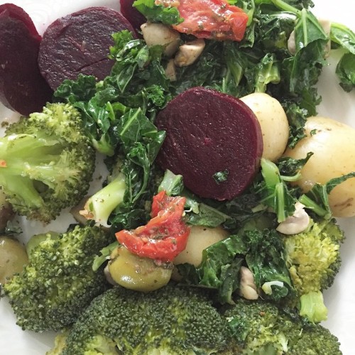 This was more filling than it looked. Stuffed #salad #kale #beetroot #potatoes #olives #sundriedtoma