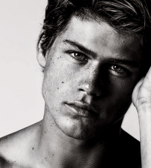 hypnoticeyesandlips: Carson Aldridge I love to see a male model suddenly discover the power of his e