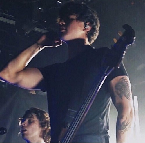 calums-things:let’s take a minute to appreciate this masterpiece W O A H