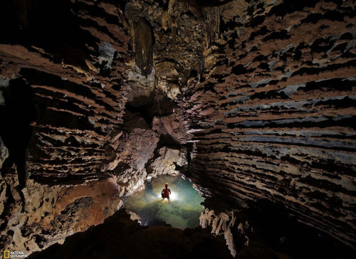 domialcubo:  La cueva vietnamita más grande del mundo se mantuvo oculta en la profundidad de los bosques del Parque Nacional Phong Nha Ke Bang hasta 1991 y tiene su propio río, selva y clima.Los exploradores Howard y Deb Limbert tardaron un año en