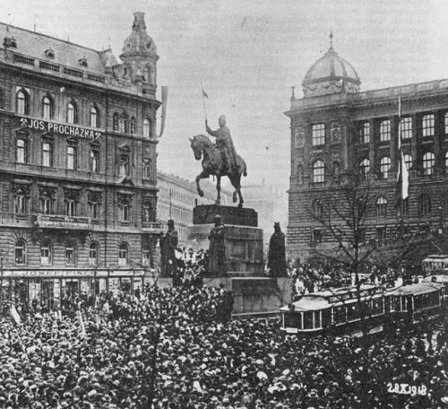 greatwar-1914: Czechoslovakia declares independence from the Austro-Hungarian Empire in Wenceslas Sq