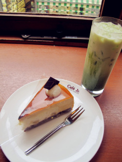 foodiebliss:  Caramel Banana Cake and Iced Matcha at Italian Tomato Cafe Jr.Source: Doitsu PandaWhere food lovers unite. 