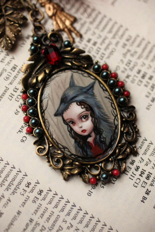 lohrien:Hand-painted cameos by Mab Graves