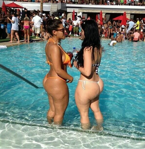 gabgar11:  Showing her ass in public