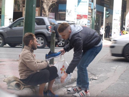 darkandblues:  fuckthesystem-fts:Sokakta yaşayan birisini mutlu etmek dünyanın en güzel şeyidir.Bende ağlardım yemin ederim ya…