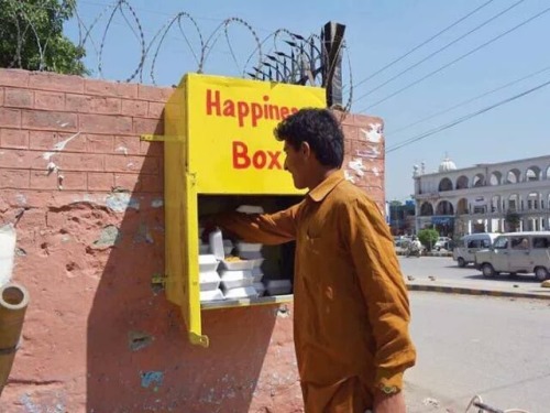 hopeful-melancholy:The ‘Box of Happiness’ offers free food twice a day for those in need in Peshawar