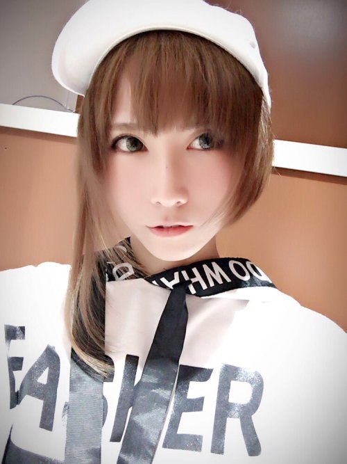 carudamon119:  青木志貴‏@eerie_eeryグレージュって言ったのになんか違う色にされた！(O_O)また色いれなおす！そしてめっちゃ短くされた！wいつか伸びるからいいけど(‘､3_ヽ)_右サイドのポリシー毛は気分で色いれたりしたい