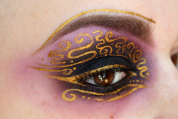 lover-of-makeup:  (via Arabian Nights - Purple and Gold makeup) 